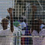 alcuni-immigrati-nel-centro-di-accoglienza-di-lampedusa