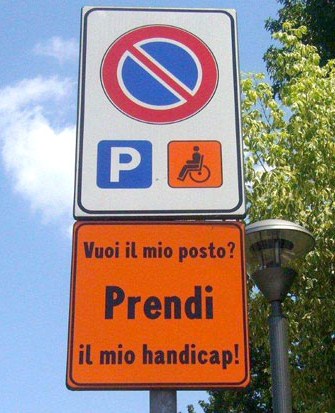 Spunta il cartello parcheggio privato, ma il Comune chiarisce al  cittadino che ci possono parcheggiare tutti