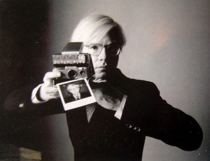 Andy Warhol con una Polaroid bianco e nero