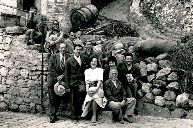 Amalia Signorelli (in bianco) nell'equipe di Ernesto de Martino (seduto)