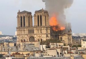 La cattedrale di Notre-Dame in fiamme