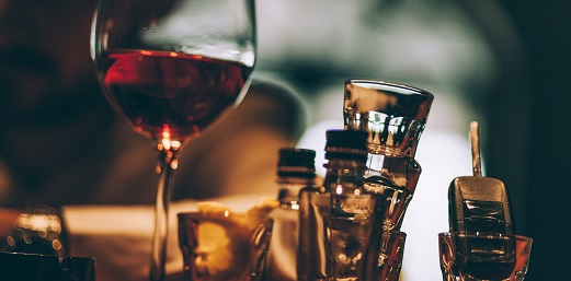 Il binge drinking consiste nell'assumere alcol in grandi quantità in un minimo intervallo di tempo
