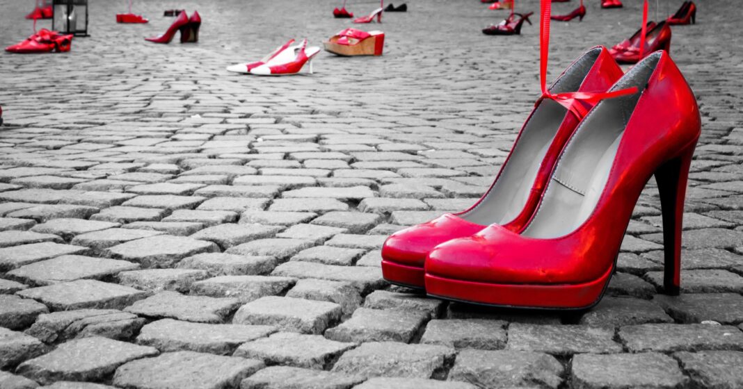 scarpe rosse simbolo violenza sulle donne sociologicamente