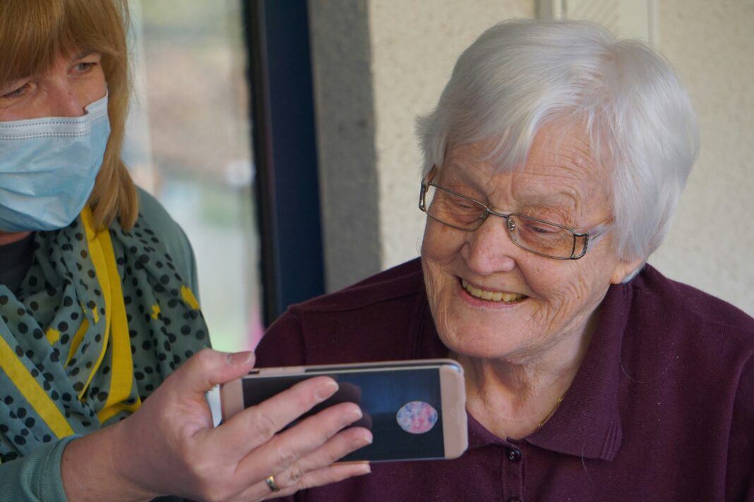 Cresce la dipendenza da smartphone tra gli anziani lo studio