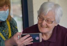Cresce la dipendenza da smartphone tra gli anziani lo studio