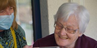 Cresce la dipendenza da smartphone tra gli anziani lo studio