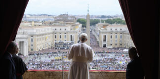 Il primo Regina Caeli di papa Leone XIV in piazza San Pietro. Foto Vatican Media LaPresse fede