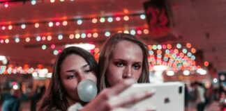 vetrinizzazione sociale social network selfie