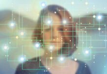 Dal sito ai social: il rapporto tra aziende e utenti è cambiato per sempre? donna digitale