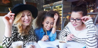 Perché studiare Sociologia oggi? Vantaggi e limiti… senza illusioni perchè studiare sociologia ragazze studiano sociologicamente