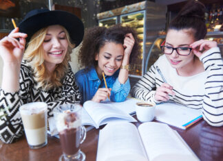 Perché studiare Sociologia oggi? Vantaggi e limiti… senza illusioni perchè studiare sociologia ragazze studiano sociologicamente